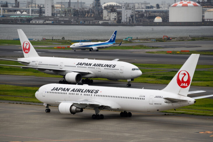 aviones en la pista de aterrizaje de la aerolínea Japan Airlines