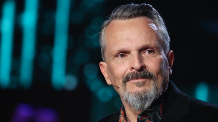 Miguel bosé como jurado en programa de televisión