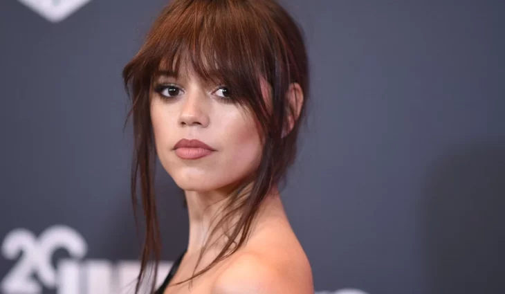 Jenna Ortega fotografiada en un evento de Hollywood lleva un vestido negro con tirante en un hombro