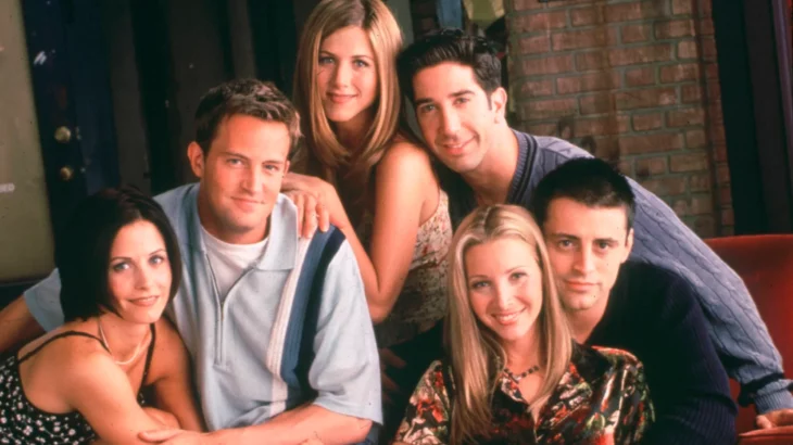 el elenco de la exitosa serie Friends están muy carca para posar en la foto