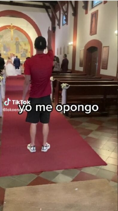 captura de pantalla de un video en el que un joven se opone a una boda en forma de broma 
