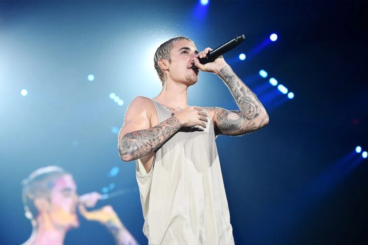 Justin Bieber singing live 