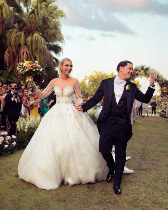 Lele Pons caminando de la mano de su ahora esposo Guaynaa