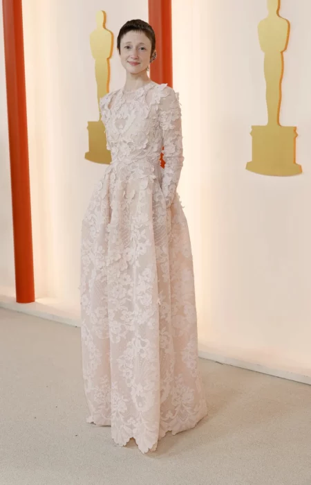 Andrea Riseborough mejores looks de la alfombra roja en los premios Oscar 2023