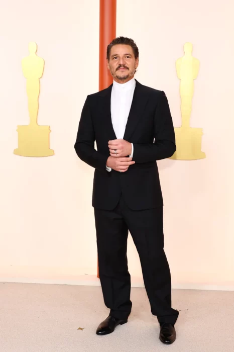 Pedro Pascal mejores looks de la alfombra roja en los premios Oscar 2023