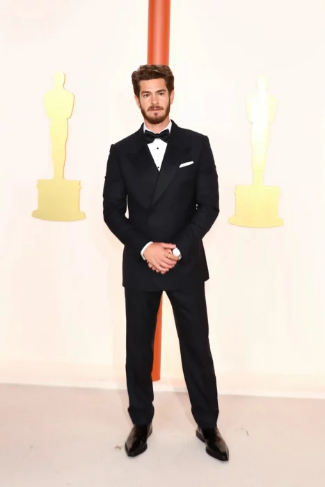 Andrew Garfield mejores looks de la alfombra roja en los premios Oscar 2023