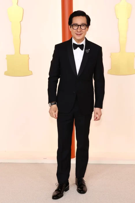 Ke Huy Quan mejores looks de la alfombra roja en los premios Oscar 2023