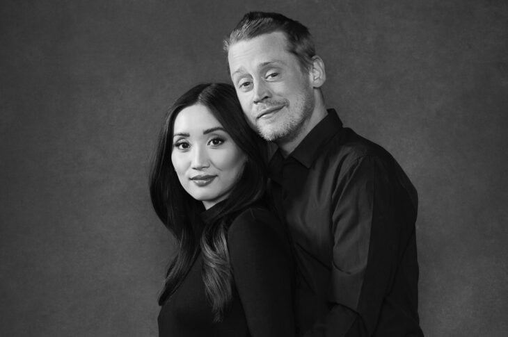 Macaulay Culkin y Brenda Song fotografiados en una sesión de fotos blanco y negro para la revista Esquire