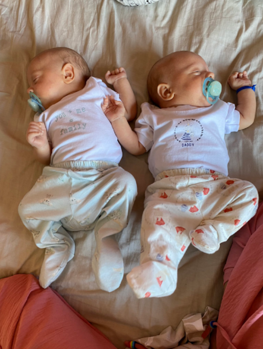 unos bebés que son gemelos dormidos tienen pocos días de nacidos