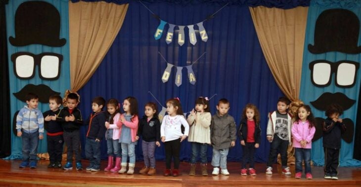 fotografía que muestra a varios niños pequeños en el festival del día del padre en una escuela 