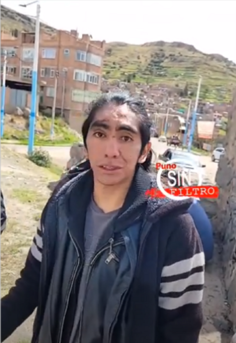 un hombre mira a la cámara está en un mirador peruano muy famoso de la ciudad de Puno 