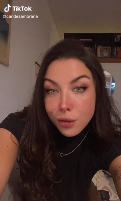 una mujer de ojos claros posa en una imagen tomada de TikTok 