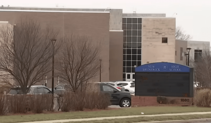 fachada exterior de una secundaria en los Estados Unidos 