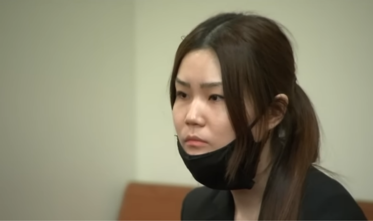 una chica surcoreana está sentada en la sala de un tribunal lleva un cubrebocas casi en la barbilla