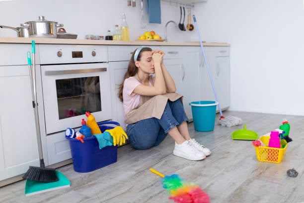Mujer cansada limpieza hogar