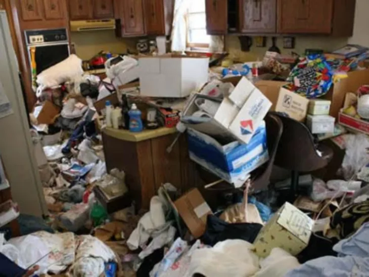 una cocina en un hogar de acumuladores, los restos de basura y objetos están por todas partes, no se puede ni caminar por ahí