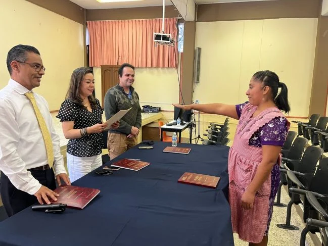 Mujer realizando su titulación