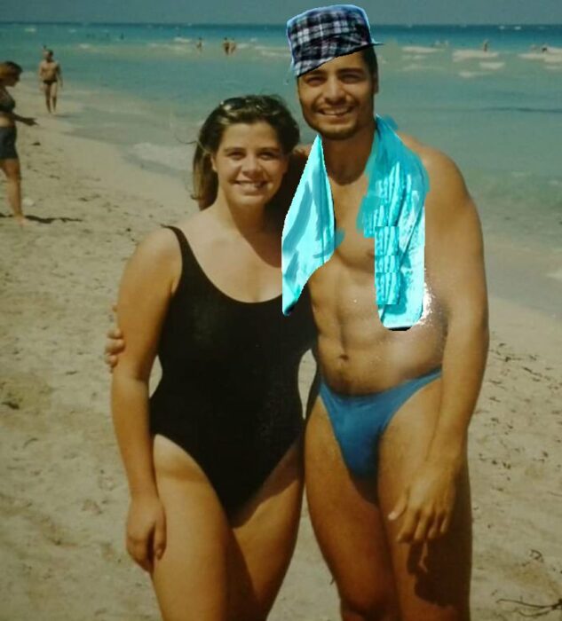 imagen de la mujer a lado de Chayanne con su traje de baño azul simulando ser el negro del whatsapp