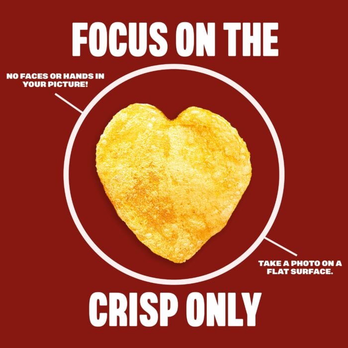 imagen publicitaria de la marca de papas fritas Walkers Chips con forma de corazón 
