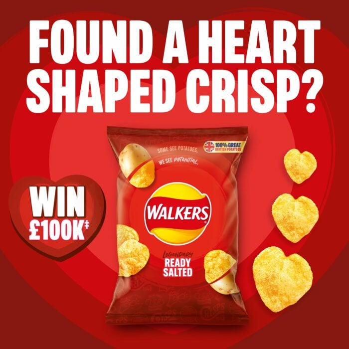 imagen publicitaria de la marca de papas fritas Walkers que tienen una en forma de corazón 