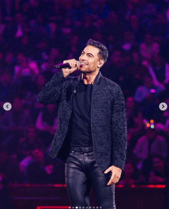 Carlos Rivera in full show in León Guanajuato is dressed in black