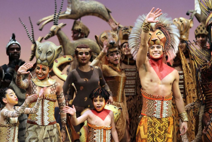 Carlos Rivera en el escenario junto a distintos actores en la puesta en escena del Rey León