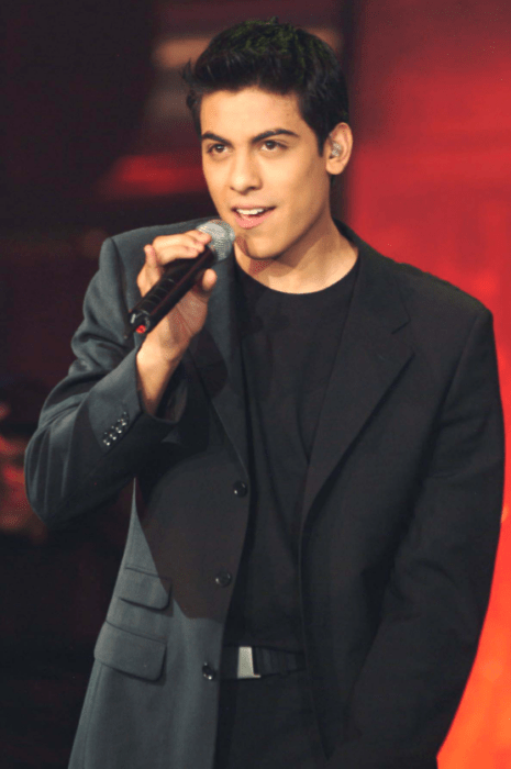 Carlos Rivera super young in one of his performances at La Academia