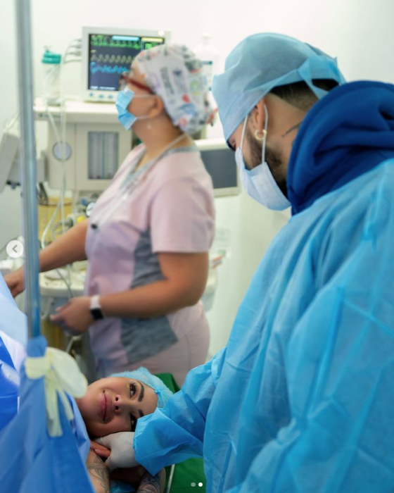 Yailin La más viral sonríe mientras Anuel AA la toma de la mano en el quirófano al momento del parto de la hija de ambos