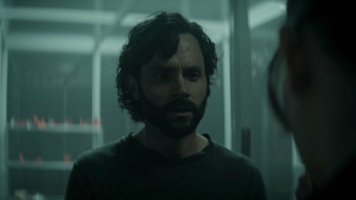 Penn Badgley en su personaje de Joe en la serie de You dentro del cuarto de cristal 