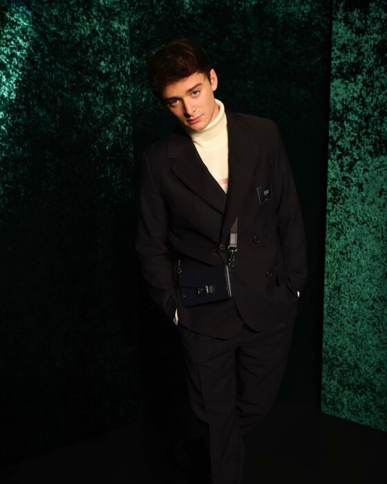 Noah Schnapp de traje oscuro 