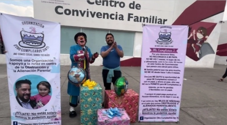 el padre de una menor se manifiesta pacíficamente afuera de las instalaciones de un Centro de convivencia familiar en México llevó regalos y un payaso para su hija