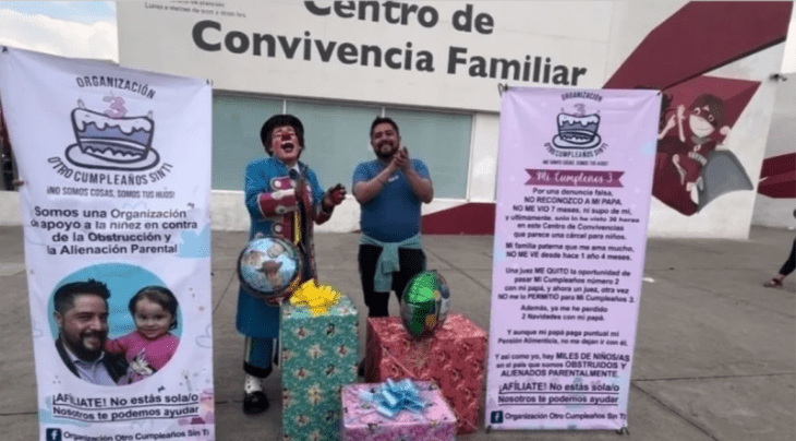 el padre de una menor se manifiesta pacíficamente afuera de las instalaciones de un Centro de convivencia familiar en México llevó regalos y un payaso para su hija