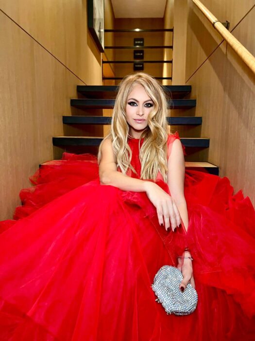 Paulina Rubio con vestido rojo 