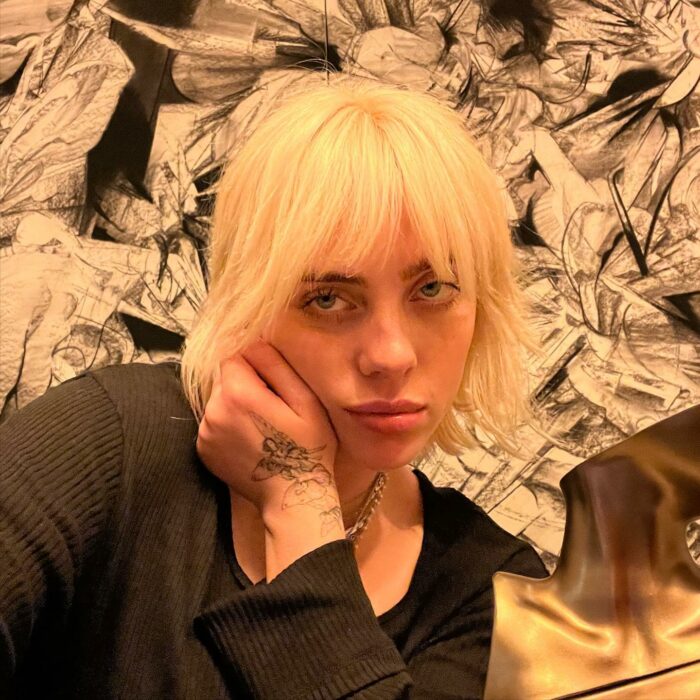 Billie Eilish con cabello rubio 