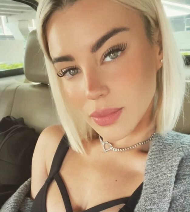 Melissa Galindo en selfi en un auto