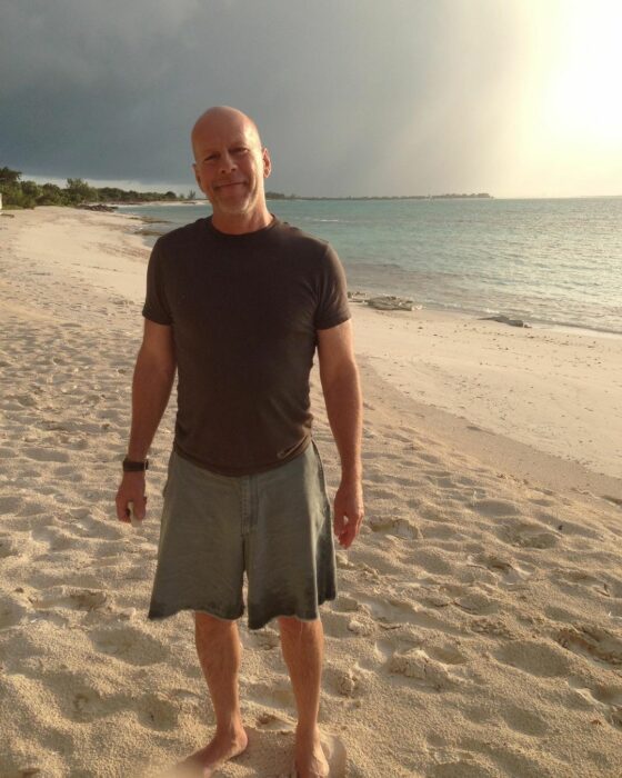 Bruce Willis en la playa 