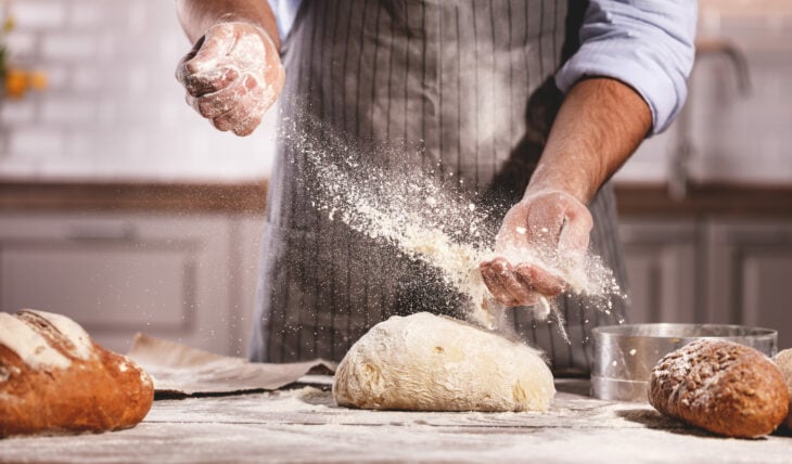 imagen ilustrativa que muestra las manos de una persona haciendo pan 