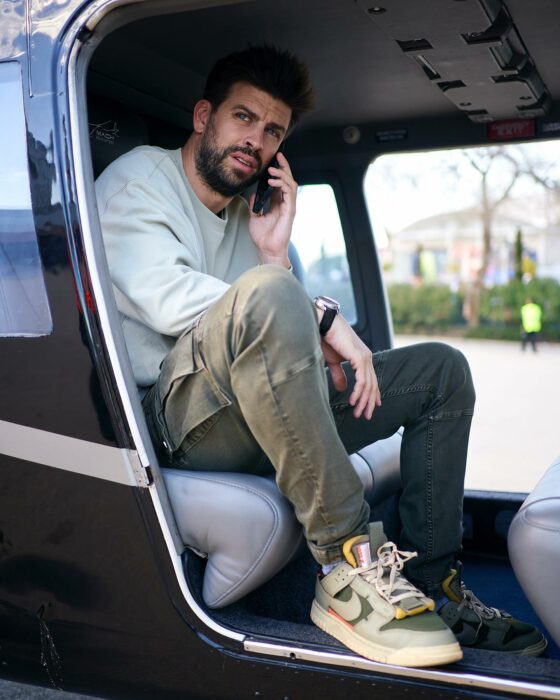 Fotografía de Gerard Piqué sentado en un helicóptero hablando por teléfono 
