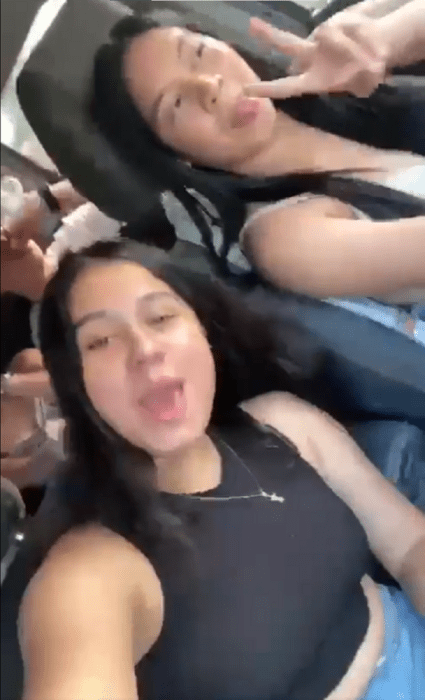 un grupo de jóvenes van cantando dentro de un auto un chico va tomando una bebida