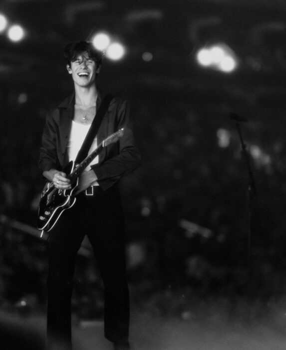 Shawn Mendes posando en un concierto con su guitarra 