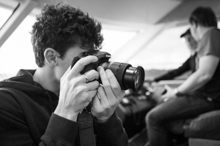 Shawn Mendes tomando una fotografía 