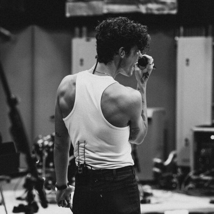 Shawn Mendes de espaldas cantando en un ensayo 