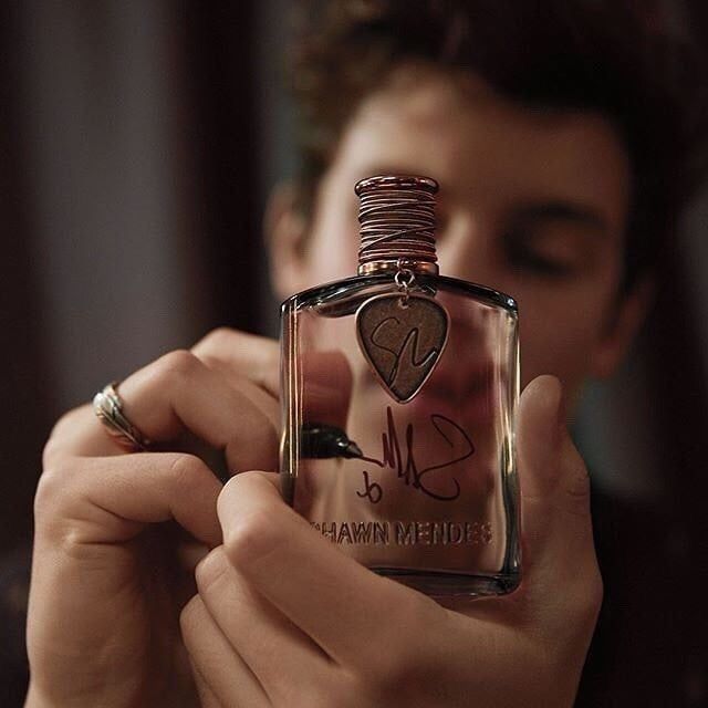 Shawn Mendes firmando una de sus fragancias Signature 