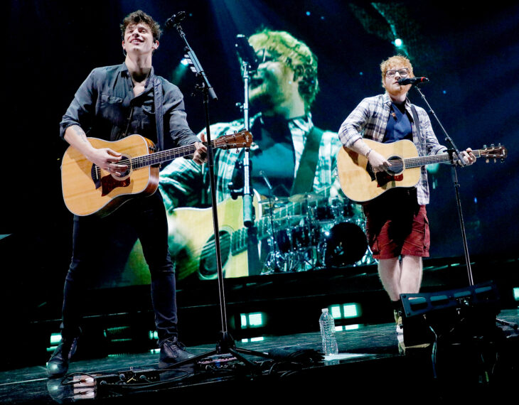 Shawn Mendes tocando la guitarra al lado de Ed Sheeran 