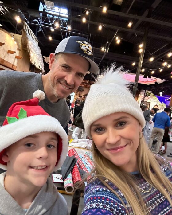 selfie de Reese Witherspoon y Jim Toth al lado de su hijo Tennessee James en la Navidad 2022