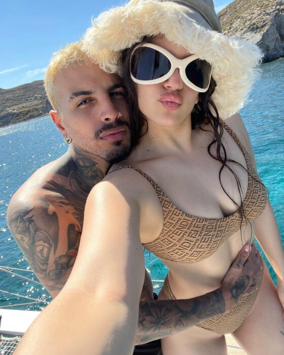 Selfie que muestra al cantante Rauw Alejandro abrazando a su novia Rosalía 