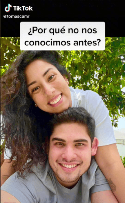 captura de pantalla que muestra a una pareja de novios sonriendo ante la cámara bajo la pregunta ¿Por qué no nos conocimos antes?