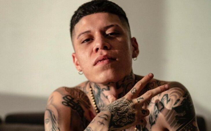 el rapero mexicano Santa Fe Klan con el torso desnudo mostrando sus tatuajes