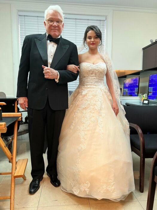 Selena Gomez vestida de novia al lado del actor Steve Martin 
