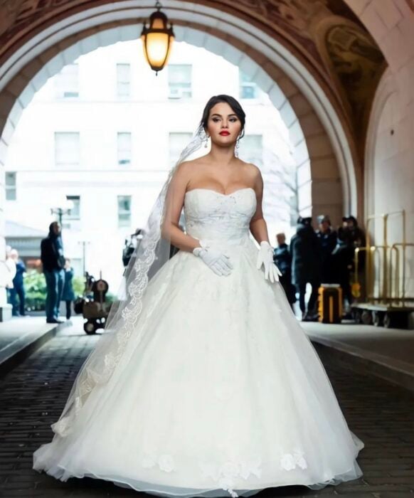 Selena Gomez posando con un vestido blanco de novia en las calles de Nueva York 